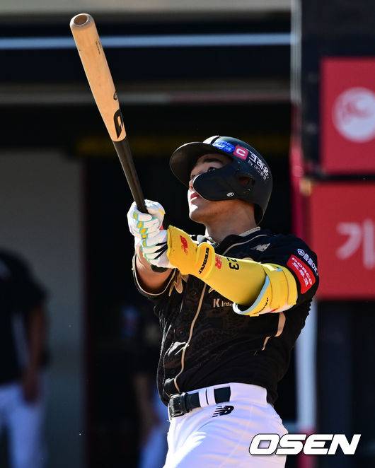 [OSEN=수원, 조은정 기자]21일 수원 KT위즈파크에서 ‘2025 신한 SOL Bank KBO리그’ KT 위즈와 삼성 라이온즈의 경기가 열렸다.KT는 외국인 투수 헤이수스를, 삼성은 양창섭을 선발투수로 내세웠다. KT 안현민이 5회말 무사 1루에서 좌월 투런 홈런을 날리고 있다. 2025.09.21 /cej@osen.co.kr