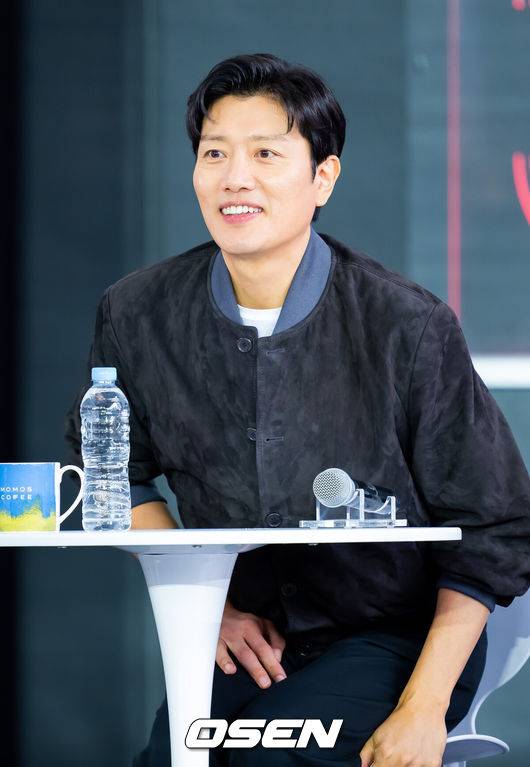 [OSEN=부산, 민경훈 기자] 제30회 부산국제영화제(BIFF) 영화 ‘어쩔수가없다’ 오픈토크 행사가 18일 부산 해운대구 영화의 전당에서 열렸다.올해 30주년을 맞이한 부산국제영화제는 오는 26일까지 총 64개국 328편의 작품을 만날수 있다.배우 박희순이 오픈토크에서 환하게 웃고 있다.  2025.09.18 / rumi@osen.co.kr