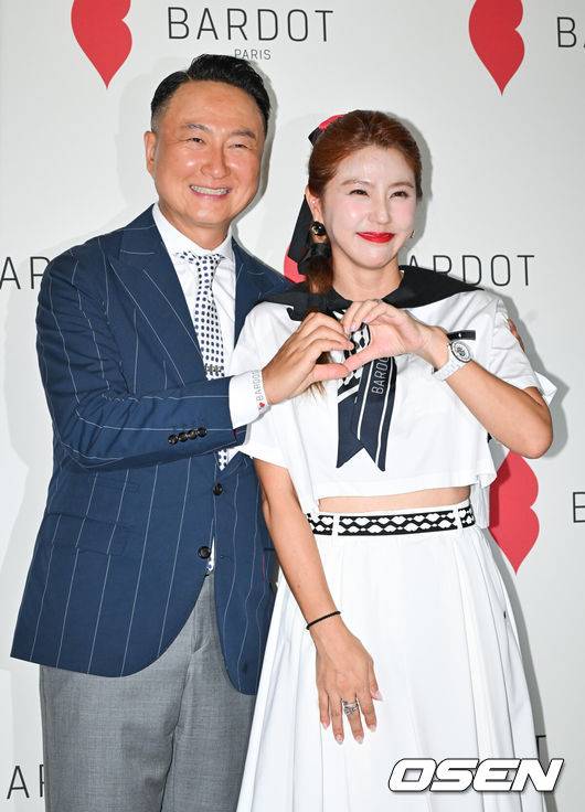 [OSEN=박준형 기자] 2일 오후 서울 강남구 논현동 한 스토어에서 패션 브랜드 바르도 (BARDOT) 한국 론칭 행사가 진행됐다. 주영훈-이윤미 부부가 포즈를 취하고 있다. 2024.07.02 / soul1014@osen.co.kr