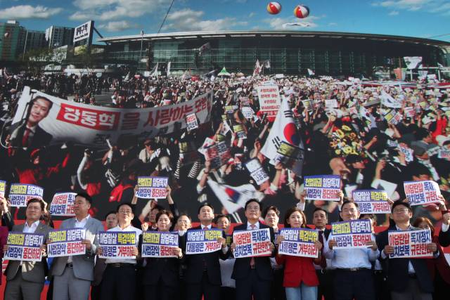 ▲국민의힘 장동혁 대표와 송언석 원내대표 등 국민의힘 관계자들이 21일 대구 동구 동대구역 광장에서 열린 '야당탄압·독재정치 국민 규탄대회'에 참가해 여당 규탄 피켓을 들고 있다. ⓒ연합뉴스