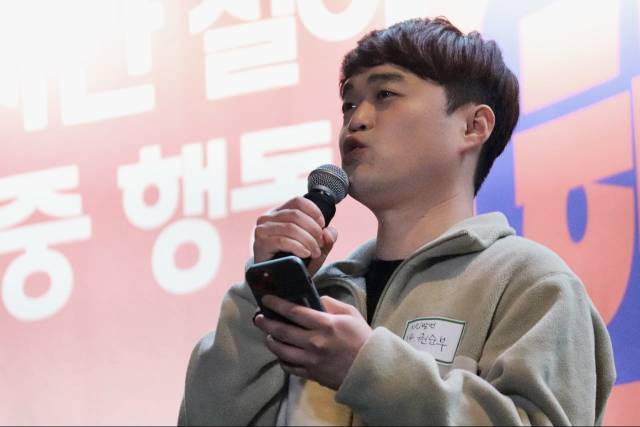 ▲'윤석열즉각퇴진·사회대개혁 비상행동'이 지난 4월 1일 헌법재판소 앞에서 진행한 24시간 철야 집중행동 무대에 올라 발언한 권순부 씨. ⓒ 무지개행동