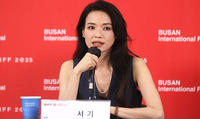 배우 겸 감독 서기가 22일 부산 해운대구 영화의전당에서 열린 제30회 부산국제영화제 경쟁부문 작품 ‘소녀’ 기자회견에서 취재진의 질문에 답하고 있다. 부산=연합뉴스