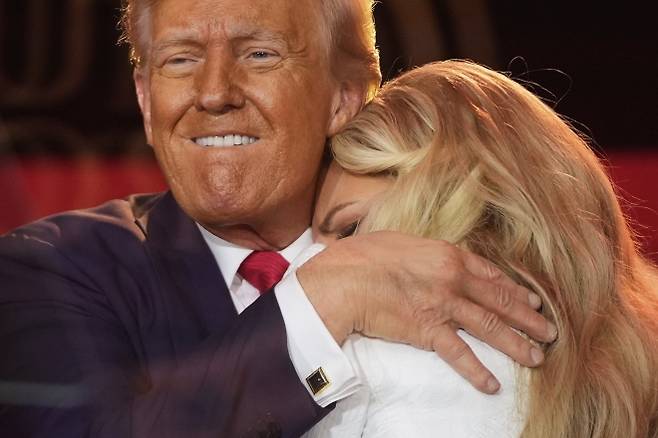 도널드 트럼프 미국 대통령이 2025년 9월 21일(현지시간) 애리조나주 글렌데일의 스테이트팜 스타디움에서 열린 보수 성향 활동가 찰리 커크 추모식에서 그의 부인 에리카 커크를 포옹하고 있다. AP뉴시스