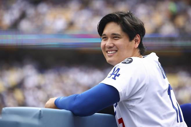 로스앤젤레스(LA) 다저스 오타니 쇼헤이가 22일(한국시간) 미국 캘리포니아주 LA 다저스타디움에서 열린 2025 미국 메이저리그(MLB) 정규시즌 샌프란시스코 자이언츠와의 홈 경기에서 동료들을 바라보고 있다. AP 연합뉴스