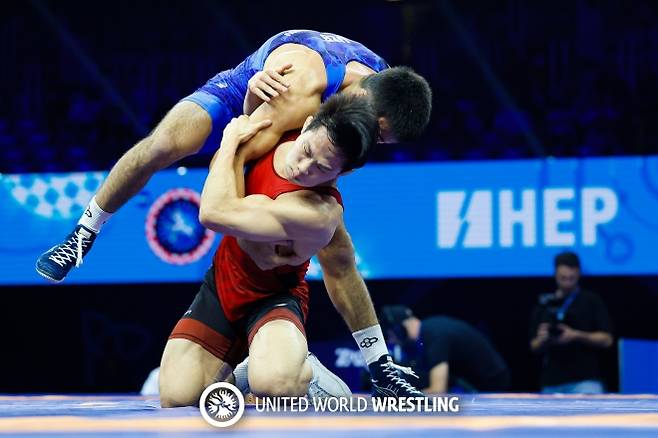 한국 레슬링 국가대표 정한재가 22일(한국시간) 크로아티아 자그레브 아레나에서 열린 2025 세계레슬링연맹(UWW) 세계선수권대회 남자 그레코로만형 63㎏급 결승전에서 아이티안 칼마크아노프(우즈베키스탄)와 맞붙고 있다. UWW 홈페이지