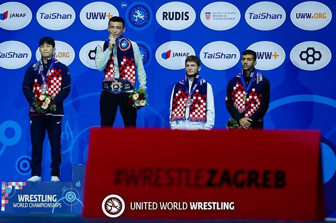 한국 레슬링 국가대표 정한재(왼쪽)가 22일(한국시간) 크로아티아 자그레브 아레나에서 열린 2025 세계레슬링연맹(UWW) 세계선수권대회 남자 그레코로만형 63㎏급 결승전에서 아이티안 칼마크아노프(우즈베키스탄)에게 0-6으로 패한 뒤 은메달을 목에 걸고 있다. UWW 홈페이지