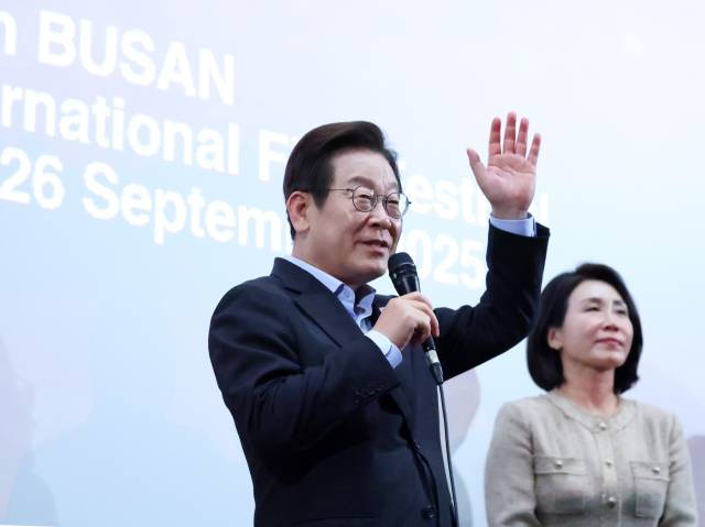 이재명 대통령이 20일 부산 해운대구 영화의전당에서 부산국제영화제 공식상영작 '극장의 시간들' 상영 뒤 진행된 관객과의 대화에서 관람객에게 인사하고 있다. 연합뉴스