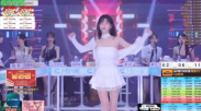 여성 BJ들이 몸매가 드러나는 의상을 입고 춤을 추며 별풍선을 받아가는 ‘엑셀방송’. 하단에는 별풍선 순위 내역이 엑셀처럼 표시됐다. SOOP 캡처