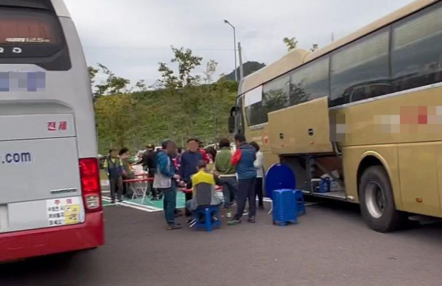 2023년 10월 고속도로 휴게소서 술판 벌이는 단체 관광객들. 연합뉴스