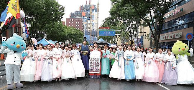 대구 달서구가 2024년 파워풀대구페스티벌에 참가해 결혼 시민 퍼레이드를 벌이고 있다. ⓒ대구 달서구