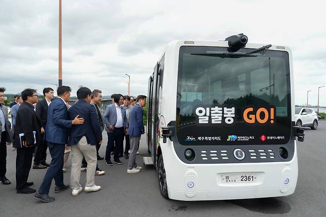 9월19일 '일출봉 GO' 시승식에 참석한 관계자들이 시승 체험을 위해 탑승하고 있다. ⓒ제주도 제공