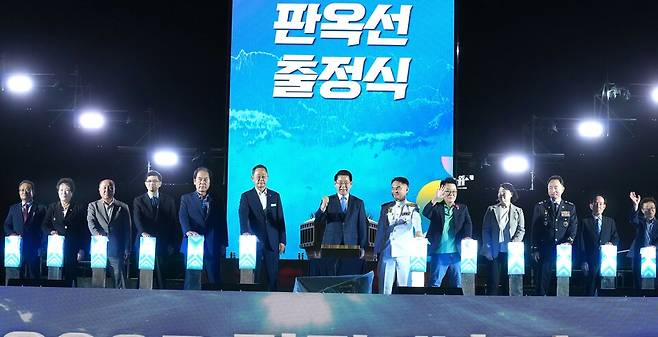 김영록 전남도지사와 명현관 해남군수 등 주요 내빈들이 19일 해남 우수영관광지에서 열린 '2025 명량대첩축제 개막식'에서 출정선언을 하고 있다. ⓒ전남도