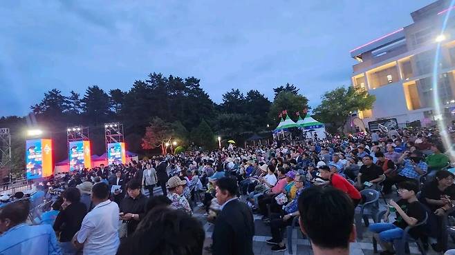 올해 명량대첩축제 주무대인 해남 우수영 관광지 술래마당에 모여든 인파 ⓒ해남군 페이스북