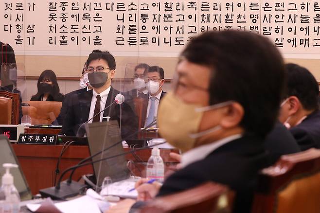 지난 2022년 12월 국회 법제사법위원회 전체회의에 참석한 한동훈 전 국민의힘 대표(당시 법무부 장관)와 김의겸 새만금개발청장(더불어민주당 의원) 자료사진. 한 전 대표는 당시 청담동 술자리 의혹을 제기한 김 청장과 더탐사 측을 상대로 10억 원대 소송을 냈다. ⓒ시사저널 박은숙