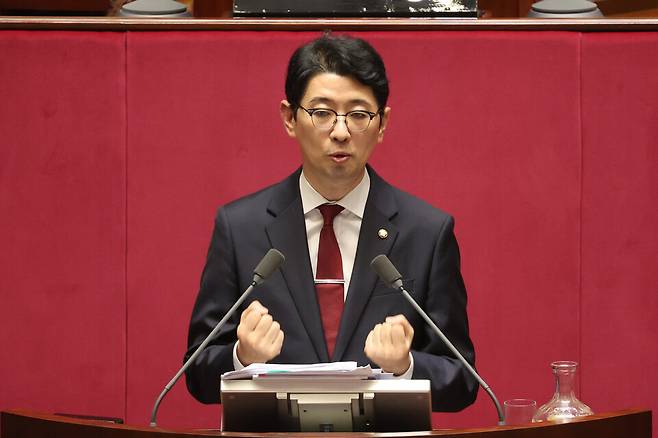 주진우 국민의힘 의원이 8월25일 국회 본회의에서 '더 센' 상법 개정안에 반대하는 필리버스터(무제한 토론을 통한 합법적인 의사진행 방해)를 하고 있다. ⓒ연합뉴스