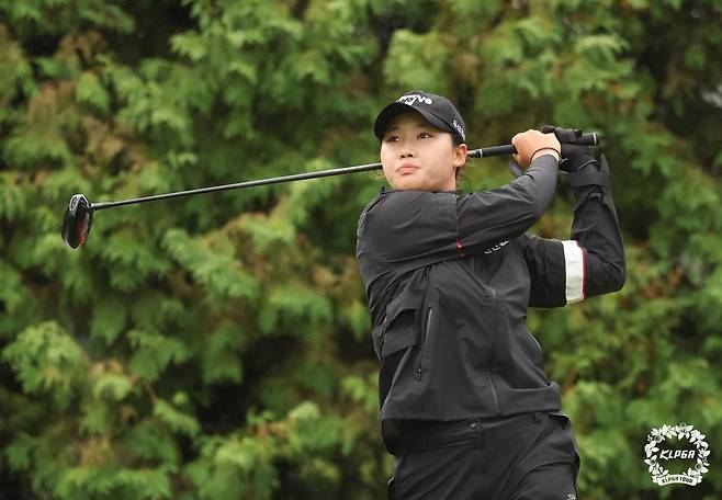 ‘장외 신인상 포인트 1위’에 오른 김민솔. 출전 대회수가 부족해 올해 신인왕을 받을 수 없는 그는 “규정이 그렇다면 어쩔 수 없다”면서 “내년에 받으면 된다”고 말했다. 사진제공 | KLPGA