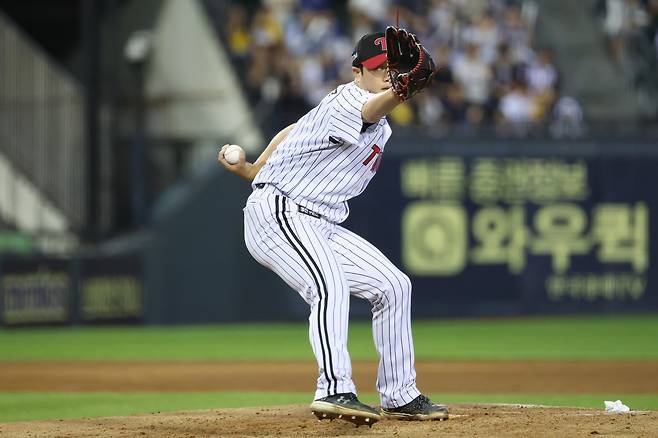 LG 함덕주가 20일 잠실구장에서 열린 삼성전에 등판해 힘차게 공을 던지고 있다. 함덕주는 이날 직구 최고 구속이 시속 144㎞까지 나왔다. 함덕주의 구속 상승은 좌완 불펜이 부족한 LG에 매우 큰 희소식이다. 사진제공｜LG 트윈스