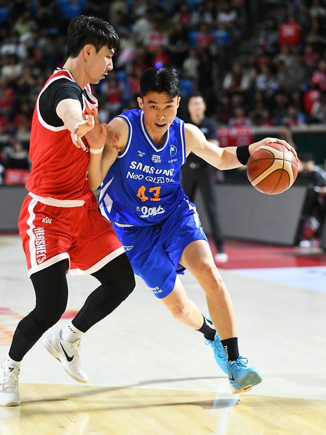 이대성(오른쪽)은 21일 서울 SK와 시범경기를 통해 서울 삼성 데뷔전을 치렀다. 27분52초를 뛰며 몸상태에 문제가 없음을 확인한 것이 가장 큰 수확이다. 그러나 21%에 그친 야투 정확도와 팀플레이는 숙제로 남았다. 상대 수비를 뚫고 공격을 시도하는 이대성. 사진제공ㅣKBL