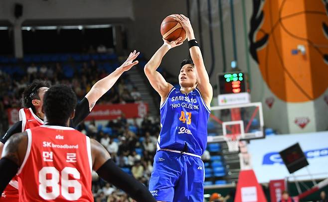 이대성(오른쪽)은 21일 서울 SK와 시범경기를 통해 서울 삼성 데뷔전을 치렀다. 27분52초를 뛰며 몸상태에 문제가 없음을 확인한 것이 가장 큰 수확이다. 그러나 21%에 그친&nbsp;야투 정확도와 팀플레이는 숙제로 남았다. 상대 수비를 뚫고 슛을 시도하는 이대성.&nbsp;사진제공ㅣKBL