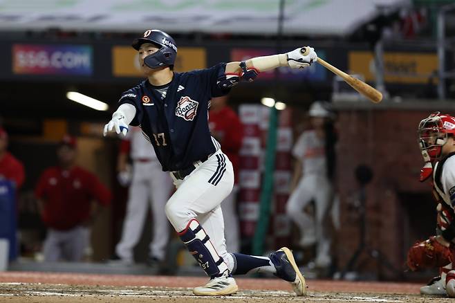 두산 박지훈이 22일 인천 SSG전에서 5타수 2안타 3타점의 활약을 펼치며 팀의 9-2 승리를 이끌었다. 박지훈이 6회초 2타점 중전적시타를 쳐내고 있다. 사진제공｜두산 베어스