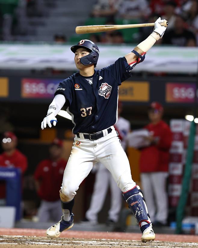 두산 박지훈이 22일 인천 SSG전에서 5타수 2안타 3타점의 활약을 펼치며 팀의 9-2 승리를 이끌었다. 박지훈이 6회초 2타점 중전적시타를 쳐내고 있다. 사진제공｜두산 베어스