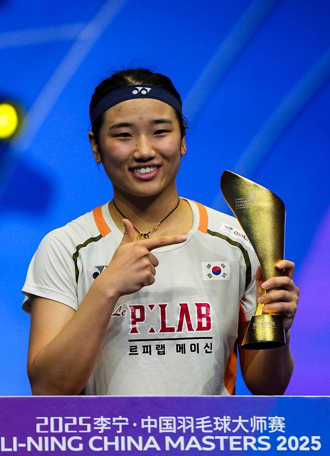 안세영이 21일 중국 선전에서 열린 2025 세계배드민턴연맹(BWF) 월드투어 중국 마스터스 여자 단식에서 우승한 뒤 세리머니를 하고 있다.       선전 | 신화연합뉴스