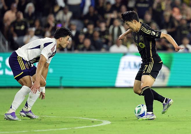 손흥민이 22일 미국 캘리포니아주 로스앤젤레스의 BMO 스타디움에서 열린 레알 솔트레이크와의 2025 MLS 정규리그 홈 경기에서 상대 수비와 1대1 상황을 맞이하고 있다.   로스앤젤레스 | AFP연합뉴스