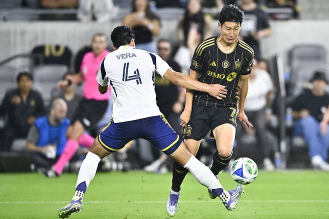 LAFC 손흥민이 22일 미국 캘리포니아주 로스앤젤레스의 BMO 스타디움에서 열린 레알 솔트레이크와의 2025 MLS 정규리그 홈 경기에서 돌파를 시도하고 있다.  로스앤젤레스 | Imagn Images연합뉴스