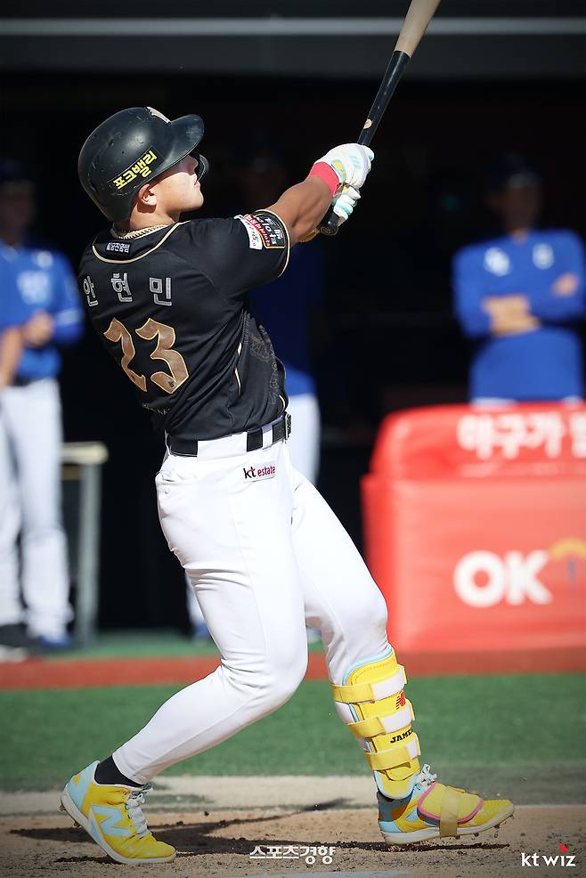 KT 안현민이 21일 수원 삼성전에서 2-0으로 리드하던 5회말 투런홈런을 날리며 타구를 바라보고 있다. KT위즈 제공