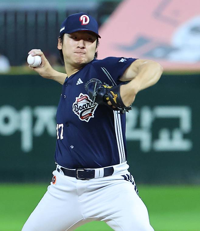 두산 곽빈이 22일 인천 SSG랜더스필드에서 열린 2025 프로야구 SSG와 원정 경기에 선발 등판해 공을 던지고 있다.  인천 | 연합뉴스