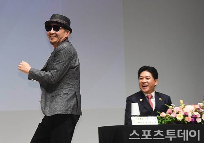 회원들에게 웃으며 인사하는 박상민