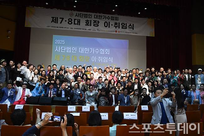 박상철 회장을 비롯해 회원들이 기념촬영을 하고 있다