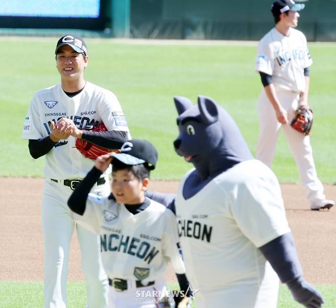 [영상] 시구하러 용감하게 마운드 오른 김민재 군 '우리 아빠는......'