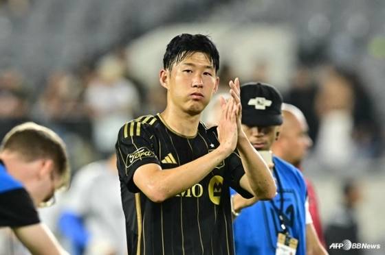 손흥민이 지난 1일 오전 11시 45분(한국시간) 미국 로스앤젤레스의 BMO 스타디움에서 열린 2025시즌 미국 메이저리그 사커(MLS) 서부 컨퍼런스 29라운드 홈 경기가 끝난 뒤 박수치고 있다. /AFPBBNews=뉴스1