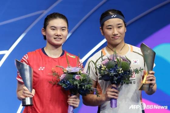 안세영(오른쪽)이 21일(한국시간) 중국 광둥성 선전 아레나에서 열린 2025 세계배드민턴연맹(BWF) 월드 투어 슈퍼 750 중국 마스터스 여자단식 결승에서 이긴 뒤 한웨와 기념사진을 찍고 있다.  /AFPBBNews=뉴스1