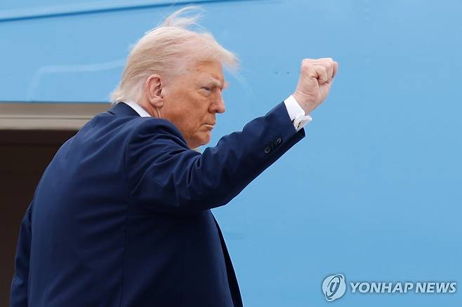 21일(현지시간) 에어포스원 탑승하는 도널드 트럼프 미국 대통령 [앤드루스 미국 공군 기지 AP=연합뉴스. 재판매 및 DB 금지]