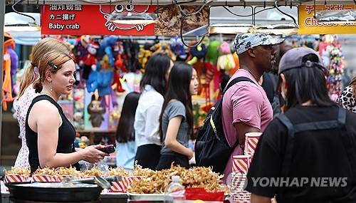 코로나 이전보다 늘어난 외국인 관광객 (서울=연합뉴스) 김도훈 기자 = 한국관광공사에 따르면 올해 1∼7월 방한객은 1천56만명으로 작년 같은 기간보다 15.9% 증가했다. 이는 코로나19 이전인 지난 2019년 동기간의 106.8%로 회복한 것이다.
    이러한 방한객 증가는 K팝 등 K컬처와 K뷰티, K푸드 등의 한국산업 제품이 많은 영향을 미친 것으로 해석된다. 사진은 31일 서울 명동을 찾은 외국인 관광객들이 거리를 지나고 있다. 2025.8.31
    superdoo82@yna.co.kr