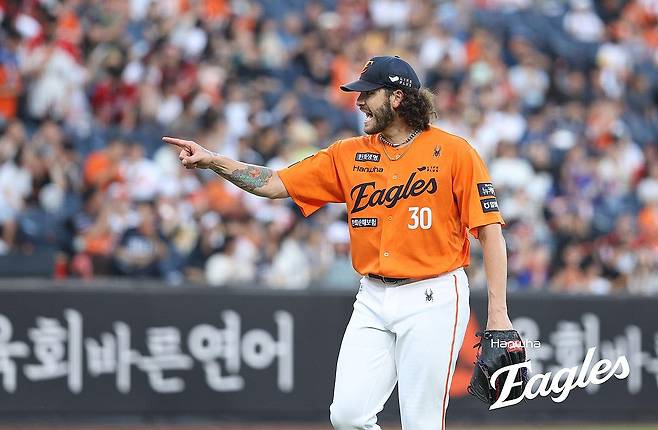 한화 폰세, 7이닝 무실점 호투 (서울=연합뉴스) 한화 이글스 코디 폰세가 22일 대전 한화생명볼파크에서 열린 프로야구 SSG 랜더스와 한화 이글스의 경기에서 선발 등판해 7이닝 동안 삼진 9개를 솎아내며 3피안타 무실점으로 상대 타선을 틀어막았다. 사진은 이날 코디 폰세 경기 모습. 2025.8.22 [한화 이글스 제공. 재판매 및 DB 금지] photo@yna.co.kr