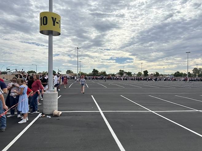 찰리 커크 추모식에서 입장 대기 줄이 길게 늘어선 모습  (글렌데일[미 애리조나주]=연합뉴스) 임미나 특파원 = 21일(현지시간) 오전 10시께 미국 애리조나주 피닉스 외곽 글렌데일의 스테이트팜 스타디움 앞에서 찰리 커크 추모식에 참석하려는 사람들이 줄서서 대기 중이다. 줄의 끝이 보이지 않을 정도로 길다. mina@yna.co.kr