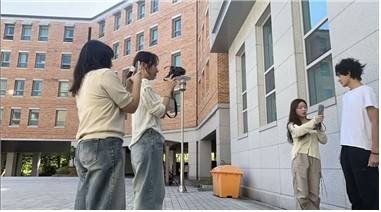 서울에서 아프리카와 관련해 외국인에게 질문하는 반크 청년연구원 [반크 제공. 재판매 및 DB 금지]