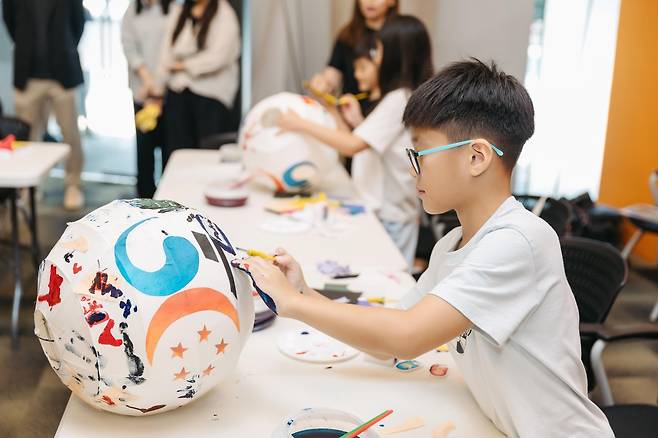 한지등에 색칠하는 어린이 이달 14일 '한지등 만들기 워크숍'에 참여한 어린이가 한지등에 색칠하는 모습. [한국국제문화교류진흥원 제공. 재판매 및 DB 금지]