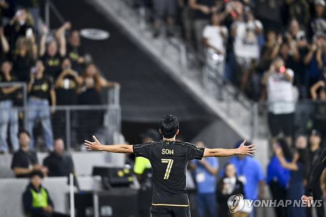 팬들의 환호에 답례하는 손흥민 [Kelvin Kuo-Imagn Images=연합뉴스]
