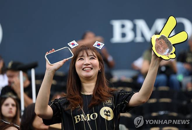 손흥민을 응원하는 팬 [AFP=연합뉴스]