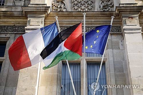 22일 생드니 시장 관저 외부에 게양된 팔레스타인 국기(가운데)  [EPA 연합뉴스 자료사진. 재판매 및 DB 금지]