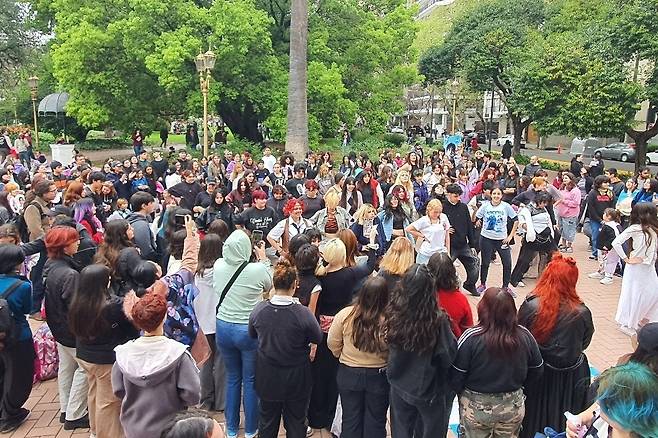 K-팝에 맞춰 춤추는 아르헨티나 팬들 (부에노스아이레스=연합뉴스) 김선정 통신원 = 21일(현지시간) 아르헨티나의 수도 부에노스아이레스의 벨그라노 지역 공원에서 K-POP 팬 300여명이 모여 음악에 맞춰 춤을 추고 있다. 2025.9.22 sunniek8@yna.co.kr