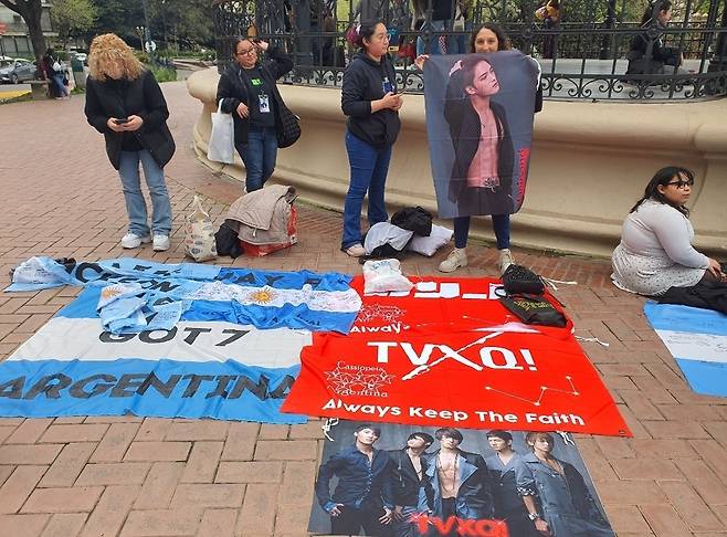 5명이 멤버였던 시절의 동방신기 팬클럽 (부에노스아이레스=연합뉴스) 김선정 통신원 =21일(현지시간) 아르헨티나의 수도 부에노스아이레스의 벨그라노 지역 공원에서 제2세대 보이그룹인 동방신기의 팬클럽 회원들이 모여있다. 2025.9.22 sunniek8@yna.co.kr