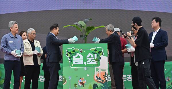 23일 오전 인천시 미추홀구 동양제철화학 폐석회매립장에서 열린 준공식에서 황효진 인천시글로벌정무부시장, 하석용 구 동양제철화학 폐석회 처리방안 모색을 위한 시민위원회 위원장, 이영훈 미추홀구청장 등 참석자들이 준공퍼포먼스를 하고 있다. 2025.9.23 /조재현기자 jhc@kyeongin.com