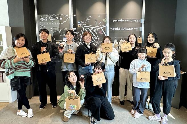 ▲'오이도 탐구 워크샵: 오이도 찾기' 활동 모습. /사진제공=프로젝트 영글&nbsp;