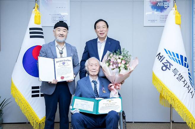 6·25 전쟁 당시 미군을 77일간 보살핀 임창수 옹<사진 맨 앞>이 미국 정부로부터 인도주의 봉사상을 수상해 화제가 되고 있다. /세종시 제공
