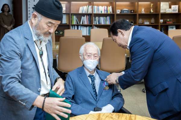 <미국 정부의 인도주의 봉사상 수상한 세종시민 임창수 옹>